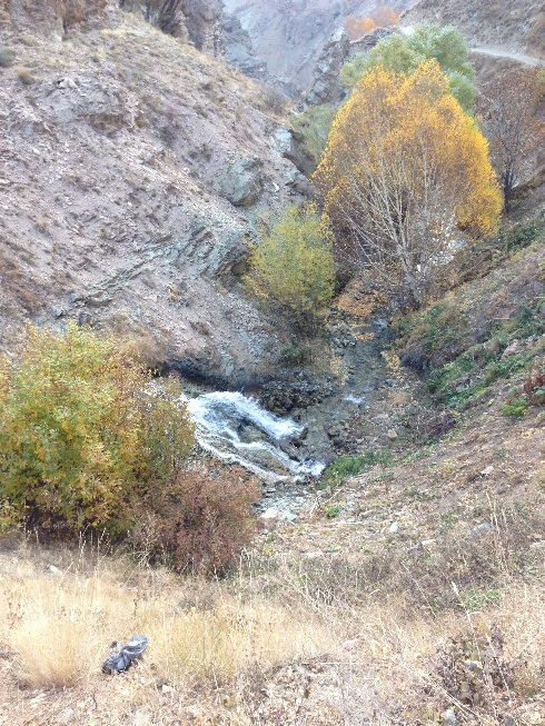 آب های با ارزش توچال ارزانی مردمان زیرپا در مسیر صعود به قله توچال